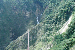 雙龍瀑布水源吊橋 (圖片來源／南投縣信義鄉)