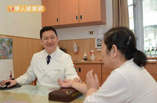 陳舜鼎主任（左）為黃女士（右）把脈，運用中醫調整身體免疫力對抗癌症。（圖片提供／台北慈濟醫院）
