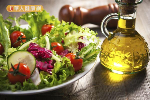 橄欖油雖然健康，熱量卻不容小覷。使用橄欖油搭配沙拉，有可能吃進許多熱量而不自覺。