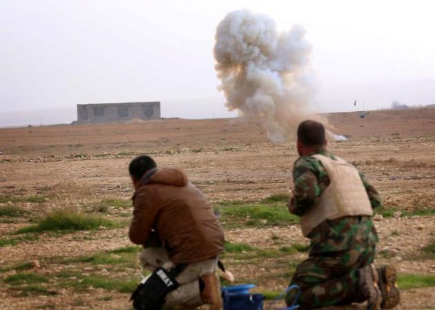 Unos combatientes kurdos peshmerga detonan una mina colocada por el grupo Estado Islámico a las afueras de la localidad iraquí de Sinuni el 15 de enero de 2015