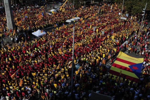 Multitud de manifestantes catalanes forman parte de una V de Votar gigante que recorre el Paseo de Gracia en Barcelona durante la Diada, el 11 de septiembre de 2014