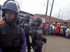 Fuerzas de seguridad liberianas controlan una multitud en el barrio pobre de West Point, 20 de agosto de 2014, para impedir que se extienda el brote de ébola. (AP Foto/Abbas Dulleh)