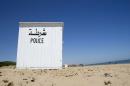 Un poste de police sur une plage désertée de Gammarth, au nord de la Tunisie, le 2 juillet 2015