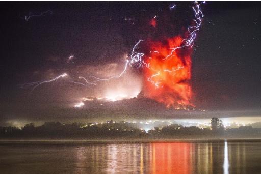 O vulcão Calbuco em erupção, visto de Puerto Varas, sul do Chile, no dia 23 de abril de 2015