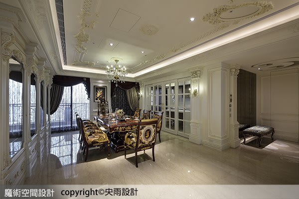 從玄關進入室內的另一側，是由白色雕琢立面所烘托的奢華餐敘空間。