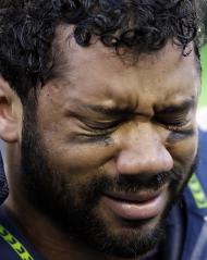 El quarteback Russell Wilson de los Seahawks de Seattle llora tras la victoria en tiempo extra ante los Packers de Grreen Bay en la final de la conferencia de la NFL, el domingo 18 de enero de 2015. (AP Foto/David J. Phillip)