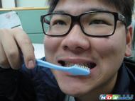多流口水，有益健康！陽明大學牙醫系副教援季麟揚表示，研究指出，唾液能清潔牙齒、降低細菌在口腔的生長速度，吃東西時應細嚼慢嚥，刺激唾液分泌，才能減少蛀牙、牙周炎、口乾症發生機率，相反的，有些人學不會「閉嘴」經常張開著一張嘴，不僅外表看來傻氣，壞習慣容易口乾舌躁，反而增加蛀牙發生機率。