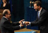 Albanian writer Ismail Kadare receives the Prince of Asturias Award Laureate for Letters from Spain's Prince Felipe on October 23, 2009 in Oviedo, Spain