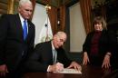 Le vice-président Mike Pence regarde signer le nouveau secrétaire à la sécurité intérieure, l'ex-général John Kelly, le 20 janvier 2017 à Washington