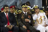 El presidente de Venezuela, Nicolás Maduro (i), participa, este 27 de octubre de 2014, en un acto oficial en Caracas (Venezuela). Maduro entregó oficialmente los ministerios del Interior a la almirante Carmen Meléndez (d) y el de Defensa al general Vladimir Padrino (c). EFE