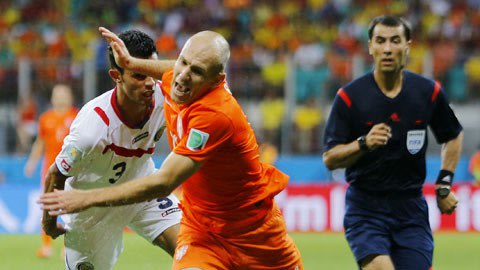 “Kịch sĩ” Robben luôn sẵn sàng… ngã để kiếm penalty