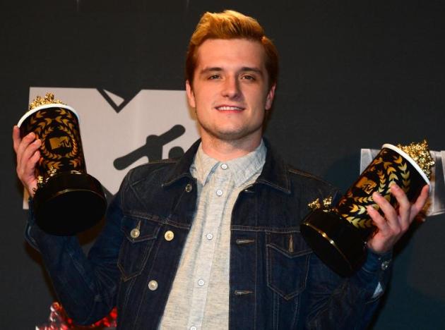 O ator Josh Hutcherson com os prêmios conquistados por "Jogos Vorazes: Em Chamas" no MTV Movie Awards