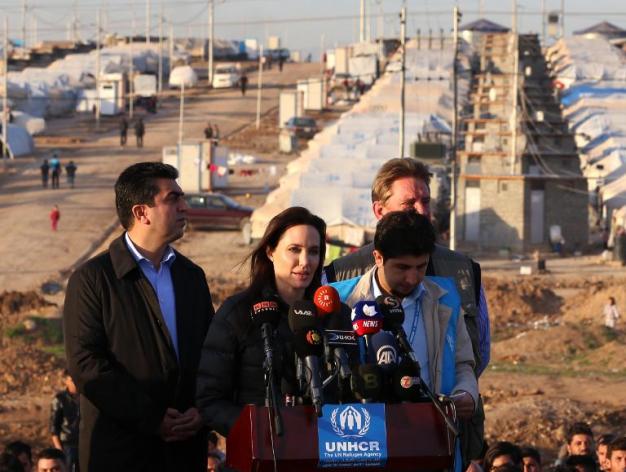 La actriz estadounidense Angelina Jolie, embajadora de buena voluntad de la Agencia de Naciones Unidas para los Refugiados (HCR) en un discurso durante su visita a un campo de refugiados iraquíes en Khanke, a pocos km de la frontera con Turquía, el 25 de enero de 2015