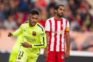 El astro brasileño del Barcelona Neymar da Silva celebra tras anotar un gol contra Almería en un duelo de la La Liga española el sábado, 8 de octubre del 2014. (Foto AP/Daniel Tejedor)