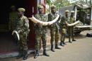 Soldados mueven piezas de marfil el 15 de abril de 2016 en Nairobi