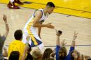 Stephen Curry, de los Warriors, celebra una conversión durante el primer cuarto de la primera final de la NBA frente a los Cavaliers, el 2 de junio de 2016 en Oakland, California