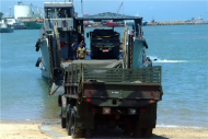 海軍登陸艇隊肩負外、離島運補任務，圖為派駐金門防區的合字型艇載送軍需物資場景。（軍聞社資料照片）