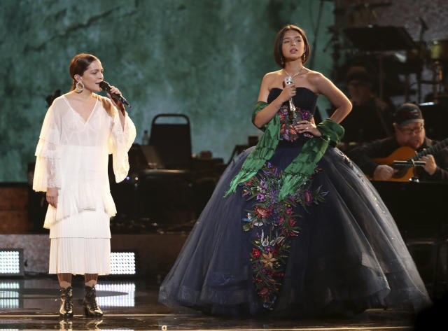 Natalia Lafourcade, a la izquierda, y Angela Aguilar interpretan 