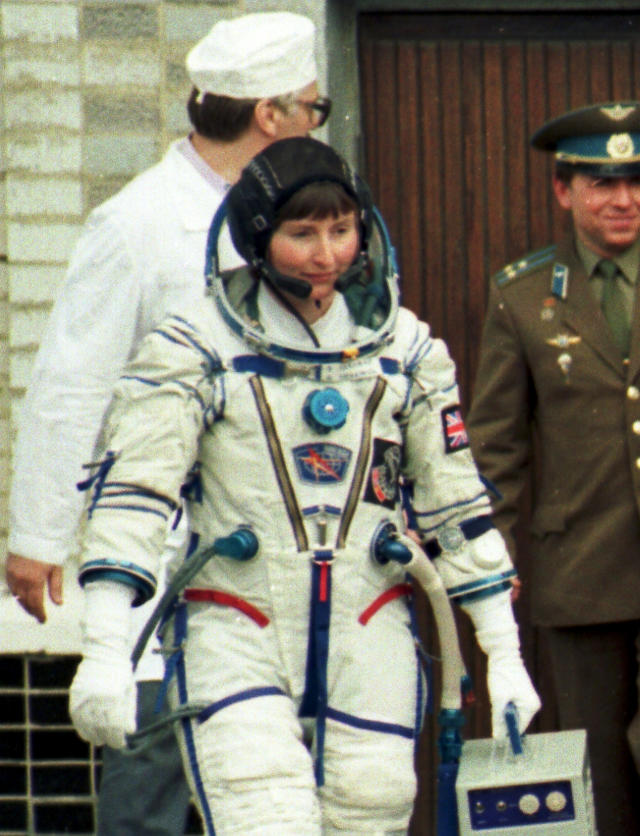 La cosmonauta británica Helen Sharman camina hacia la nave espacial Soyuz TM-12, antes de despegar el 18 de mayo de 1991, en el Cosmodrome, Baikonur, Rusia/AP