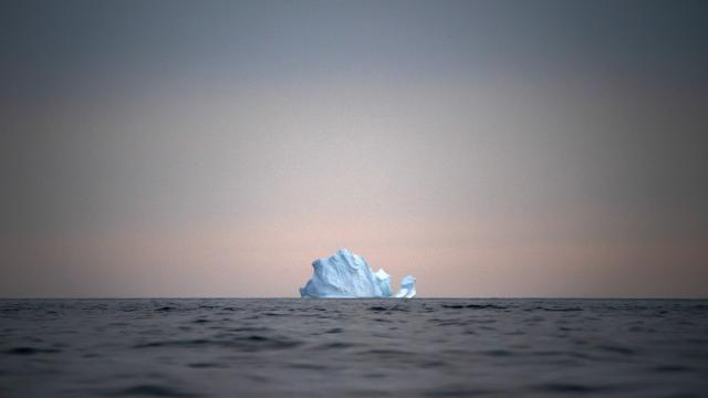 Ein Eisberg schwimmt in Grönland bei Sonnenuntergang auf dem Meer (Archivbild) © Felipe Dana/​AP/​dpa