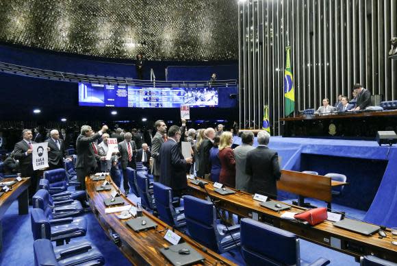 Parlamentares da oposição fazem ato em defesa do ex-presidente Luiz Inácio Lula da Silva no plenário do Senado