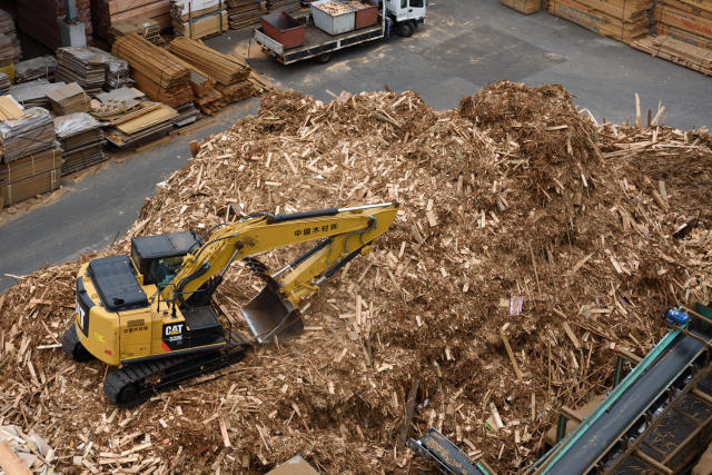Residuos de madera son acumulados para ser convertidos en combustible. El uso de biomasa forestal, que algunos consideran una energía renovable, ha sido criticado. (Bloomberg)