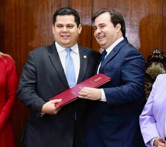 Presidentes do Senado, Davi Alcolumbre, e da Câmara, Rodrigo Maia, recebem reforma da Previdência.