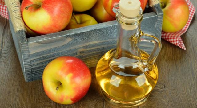 El vinagre de sidra de manzana puede ser muy rico en una ensalada, pero no para tomar en ayunas ¡y menos solo!, debe estar disuelto en agua). (Foto: Getty)