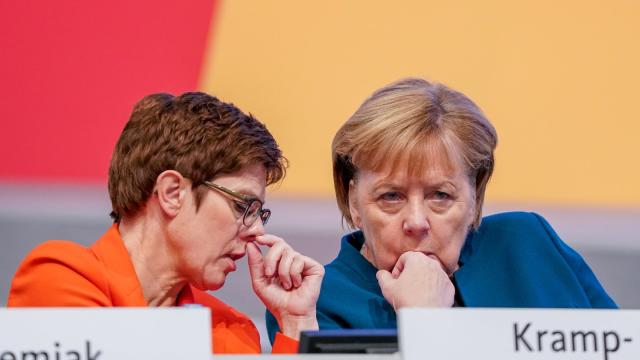 CDU-Chefin Kramp-Karrenbauer und Kanzlerin Merkel beim 32. CDU-Bundesparteitag in Leipzig.
