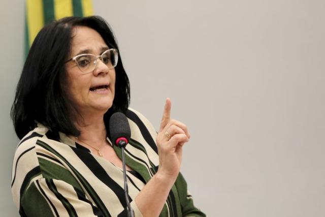 A ministra da Mulher, Família e Direitos Humanos, Damares Alves, participa de audiência pública na Comissão de Defesa dos Direitos da Mulher da Câmara.