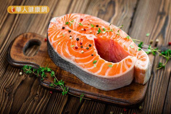 深海魚類像是鮭魚、鯖魚、秋刀魚等都是Omega-3脂肪酸豐富的食物來源。