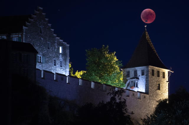 MD30671 MNDF. Neuhausen Am Rheinfall (Switzerland Schweiz Suisse), 27/07/2018.- The moon turns red during a total lunar eclipse, as seen from Neuhausen to the castel Laufen, Switzerland, July 27, 2018. The second total lunar eclipse of 2018 will be visible in large parts of Australia, Asia, Africa, Europe, and South America. The totality will last for 103 minutes, making it the longest eclipse of the 21st century. (Suiza) EFE/EPA/MELANIE DUCHENE