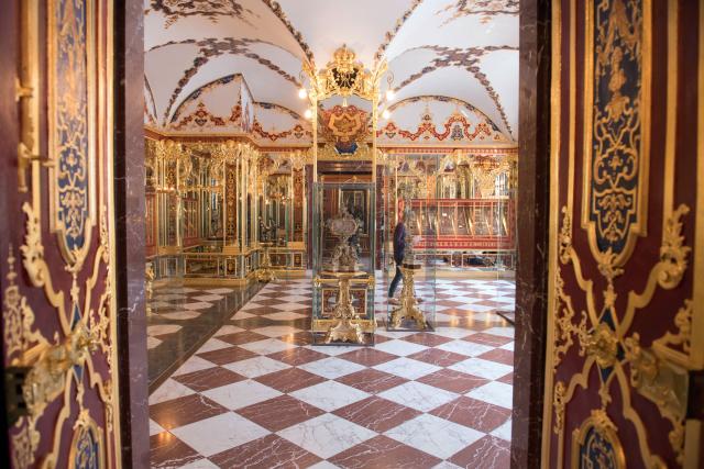 La fotografía tomada el 9 de abril de 2019 muestra la Jewel Room (Juwelenzimmer), una de las habitaciones de la histórica Bóveda Verde (Gruenes Gewoelbe) en el Palacio Real de Dresde, Alemania oriental. Se trata de un museo estatal en Dresde que contiene miles de millones de euros en tesoros barrocos. La Bóveda Verde en el Palacio Real de Dresde, que alberga alrededor de 4000 objetos preciosos hechos de marfil, oro, plata y joyas, según los informes, fue allanada a las 5 de la madrugada. Foto: SEBASTIAN KAHNERT / dpa / AFP a través de Getty Images. 