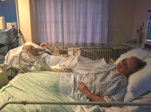 La hija de Mavis y Dennis Eccleston compartió la última foto de su madre y su padre juntos en el hospital. (Twitter/@JoyMunns)