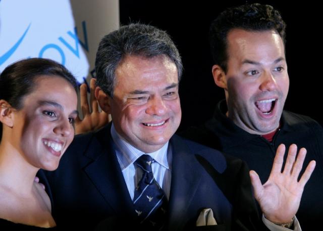 José José, acompañado de sus hijos José Joel (D) y Marisol Soza durante un evento con la prensa en diciembre de 2004 en Ciudad de Mexico