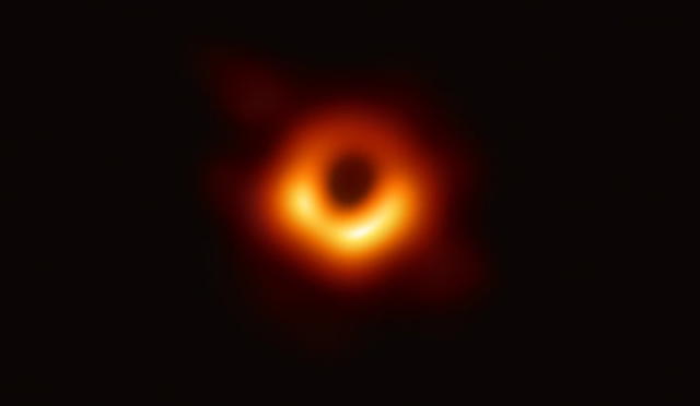Un punto negro rodeado por un anillo naranja es la primera fotografía de un agujero negro capturada por el proyecto Telescopio del Horizonte de Sucesos. Esta es una de las imágenes del espacio exterior más asombrosas.