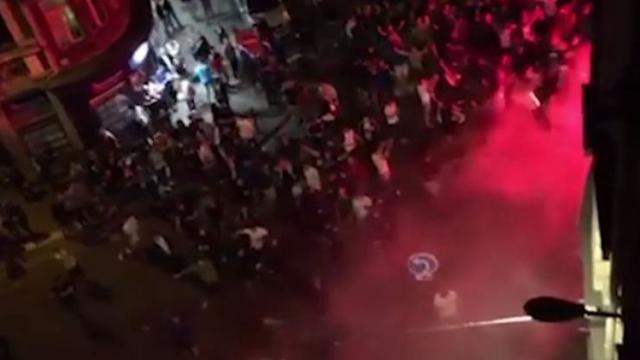 Euro 2016 Les Crs Chargent 200 Supporters Anglais A Lille Video