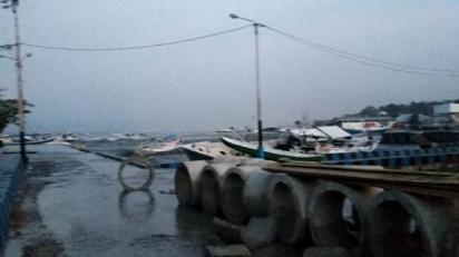 Fishermen Run From Tsunami Waves That Strike Donggala Indonesia
