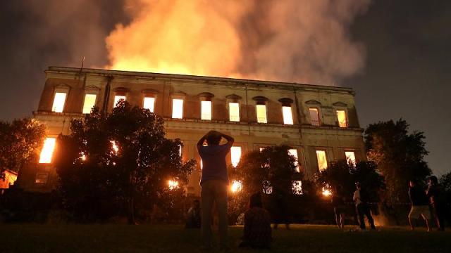 Feuer Zerstort 0 Jahre Altes Nationalmuseum Von Brasilien In Rio
