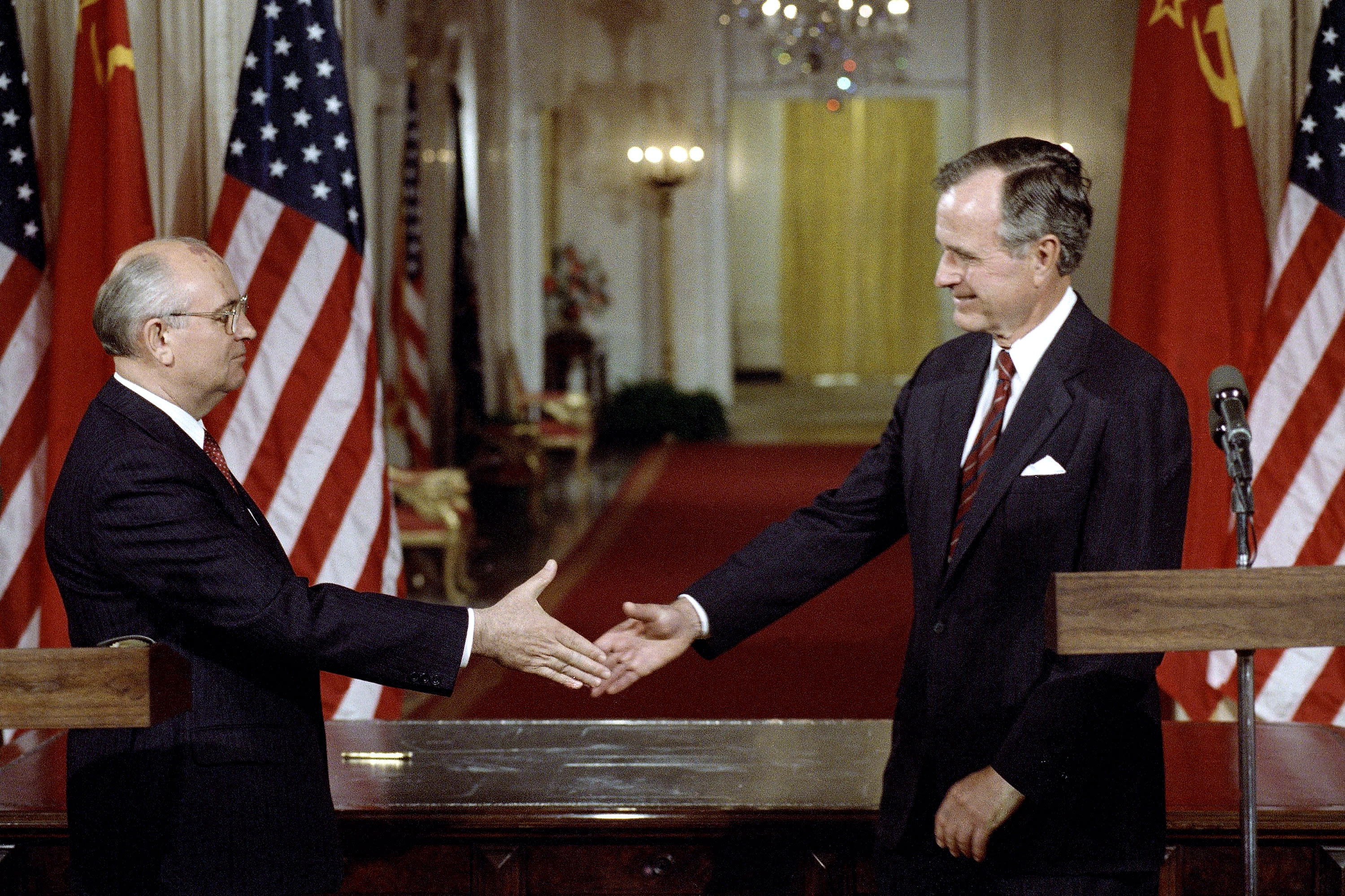 Западный политик. Горбачев и Буш 1990. Джордж Буш и Горбачев. Джордж Буш старший и Горбачев. Джордж Буш и Горбачев 1991.