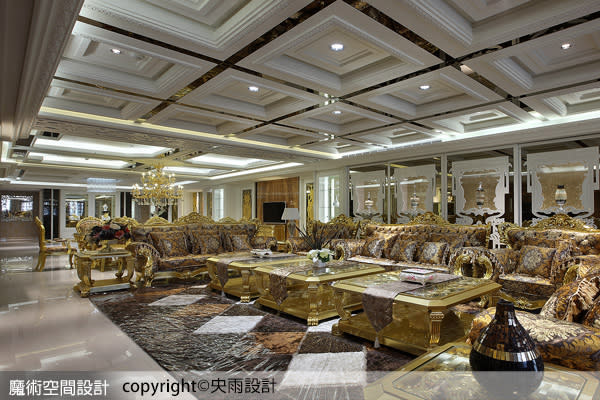 央雨設計於客廳天花採用16格立體造型，交錯鏡面飾條，輝映出歐式古典風格金色家具的光澤。