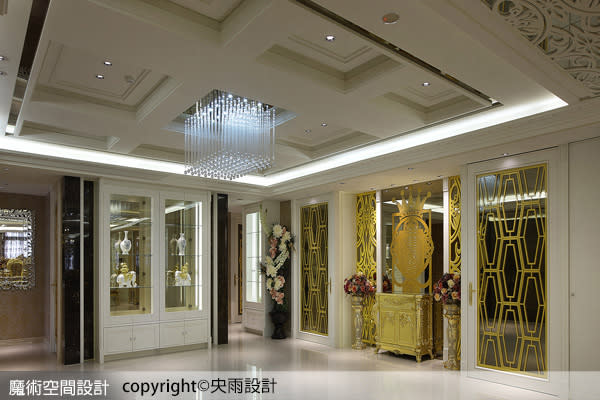 穿過大門進入敞闊的迎賓大廳，對稱設計與金色妝點，展現歐式古典風格磅礡門廳印象。