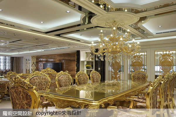 立體層次放射造型的餐廳天花，垂吊華美水晶燈，搭配歐洲古典風格餐桌椅，勾勒金碧輝煌的餐敘氛圍。